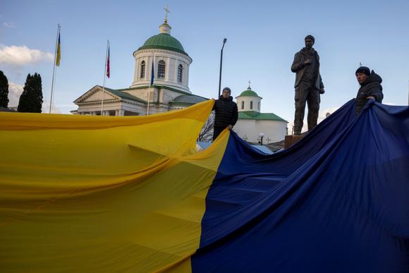 Des officiels dévoilent la statue du soldat ukrainien Oleksandr Matsiïevsky, exécuté par les troupes russes en 2022, lors de lad   inauguration, à Nijyn, en Ukraine, le 25 novembre 2023.