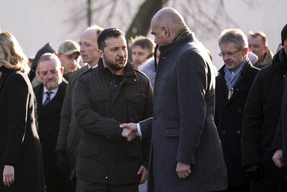 Le président ukrainien, Volodymyr Zelenskyy, à gauche, et Alain Berset, président de la Confédération suisse, se serrent la main   avant la cérémonie de commémoration des victimes de l’Holodomor (1932-1933) en Ukraine, à Kiev, Ukraine, samedi 25 novembre 2023.