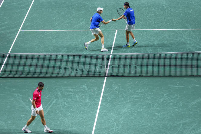 Jannik Sinner (arriba a la izquierda) celebra un punto con su compañero Lorenzo Sonego, contra los dobles serbios de Novak Djokovic y Miomir Kecmanovic.
