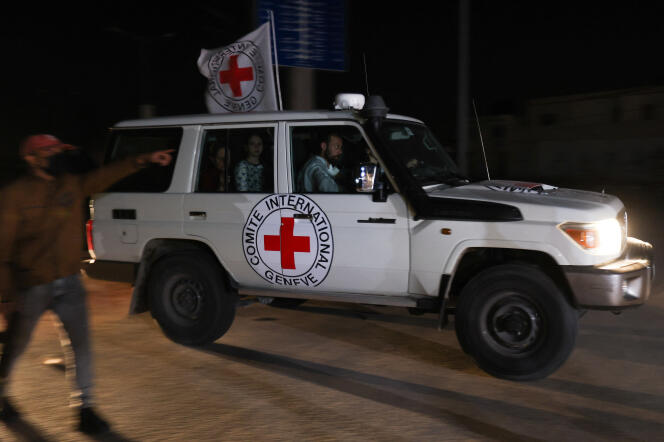 Un vehículo de la Cruz Roja que transporta rehenes secuestrados por Hamás llega a la frontera de Rafah, el 25 de noviembre de 2023.