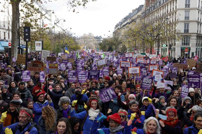 Des manifestants à l’occasion de la Journée internationale pour l’élimination de la violence à l’égard des femmes, à Paris, le 25 novembre 2023.