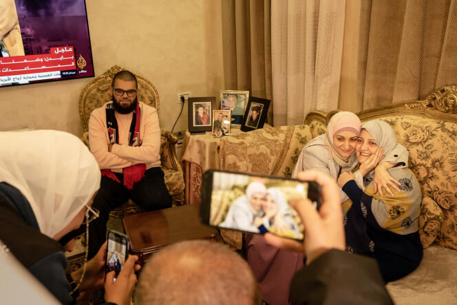 La palestina Amani Hashim con su madre, en su apartamento en Jerusalén, el 25 de noviembre de 2023.