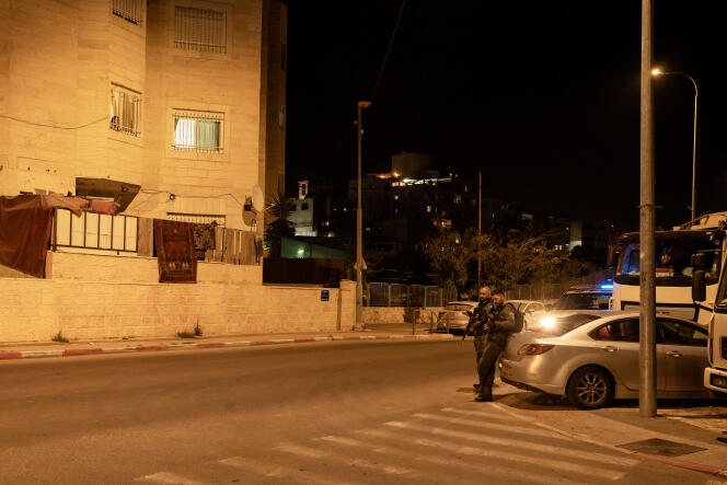 Des policiers israéliens bloquent l’entrée de la rue où vit la famille d’Amani Hashim, à Jérusalem-Est, le 24 novembre 2023. 