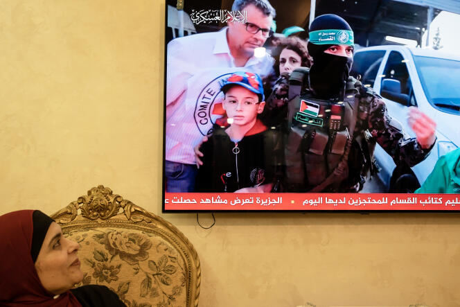 Al-Jazira diffuse les images de la libération d’otages israéliens, dans l’appartement de la famille d’Amani Hashim, qui vient juste d’être libérée, à Jérusalem-Est, le 24 novembre 2023. 