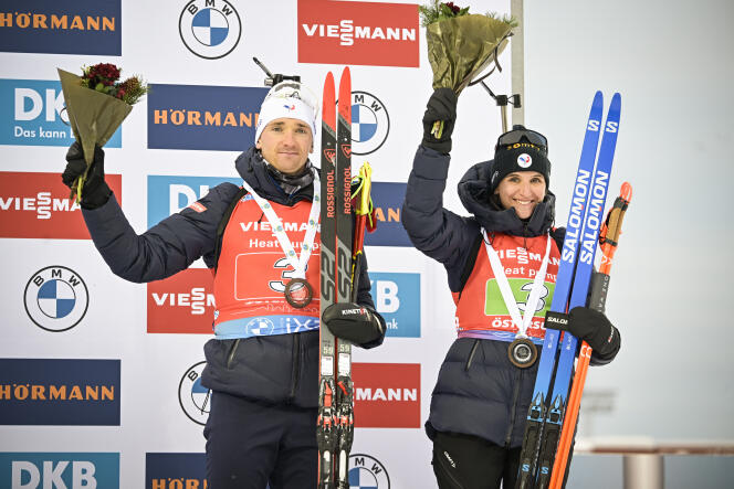 Julie Simon and Fabien Claude, on the podium of the single mixed relay in Östersund, Sweden, November 25, 2023. 