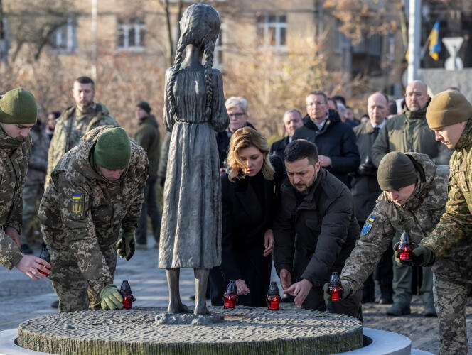 El presidente ucraniano Volodymyr Zelensky y su esposa Olena rinden homenaje a las víctimas del Holodomor durante una ceremonia conmemorativa en Kiev el 25 de noviembre de 2023.