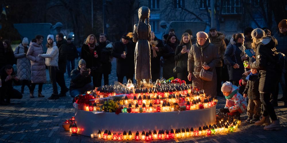 Des personnes allument des bougies au pied d’un monument dédié aux victimes de la grande famine de 1932-1933, à Kiev, en Ukraine, samedi 25 novembre 2023.