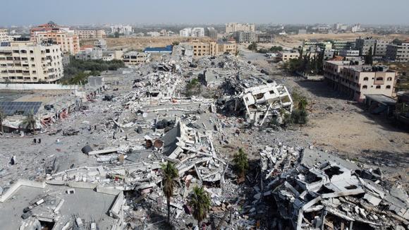 Immeubles résidentiels détruits par des raids israéliens, dans le sud de la ville de Gaza, le 26 novembre 2023.