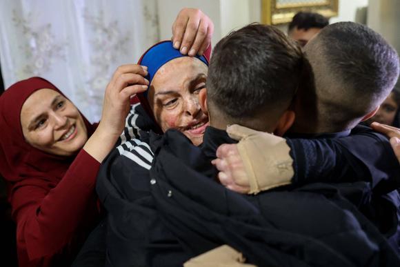 Israa Jaabis (au centre) get  chez elle à Jérusalem-Est après sa libération de prison, le 26 novembre 2023.