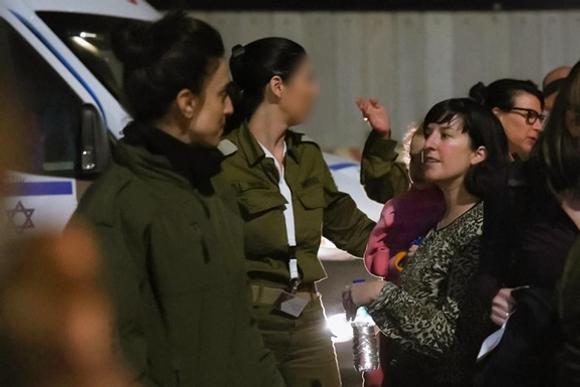 Adi Shoham et sa fille Yahel, âgée de 3 ans, accueillies par des soldats israéliens après leur libération de Gaza, le 25 novembre 2023.