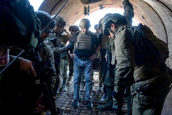 Sur cette photograph  prise et diffusée par le bureau du premier ministre israélien le 26 novembre 2023, Benyamin Nétanyahou visite un passageway  dans un lieu non divulgué de la bande de Gaza.