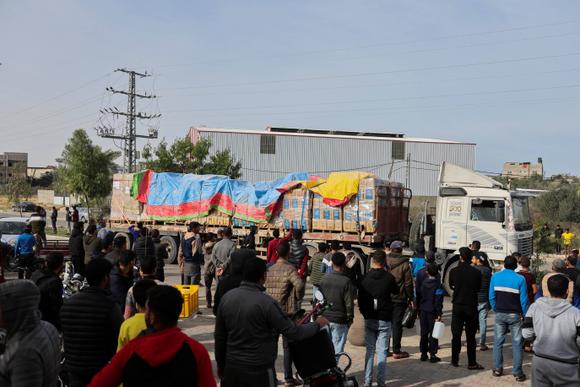 Un camion d’aide humanitaire entre à Gaza depuis l’Egypte par le poste-frontière de Rafah, le 25 novembre 2023.