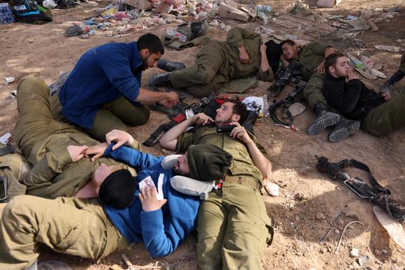 Des soldats israéliens se reposent près de la frontière avec la bande de Gaza, dans le sud d’Israël, le 26 novembre 2023, dans le cadre du cessez-le-feu.