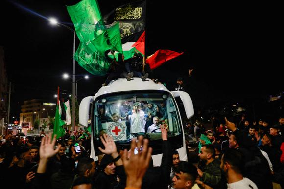 Un autobus  de prisonniers palestiniens libérés quitte la situation  militaire israélienne d’Ofer, près de Ramallah (Cisjordanie), le 26 novembre 2023.
