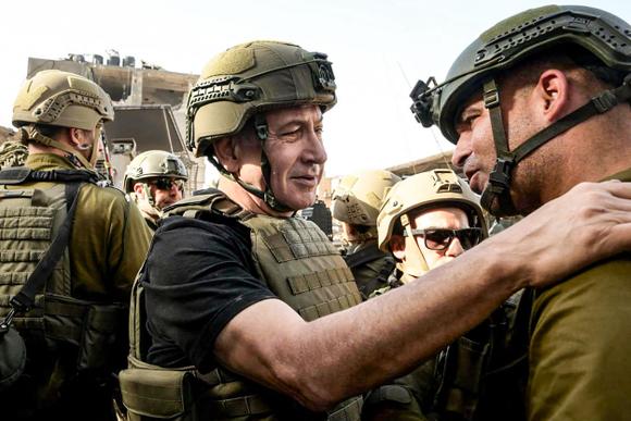 Sur cette photograph  prise et diffusée par le bureau du premier ministre israélien le 26 novembre 2023, Benyamin Nétanyahou rencontre des soldats dans un lieu non divulgué de la bande de Gaza.