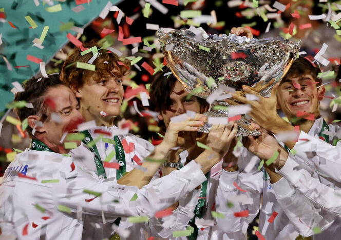 The Italian team lifts the silver bowl on Sunday November 26 in the Davis Cup final in Malaga.