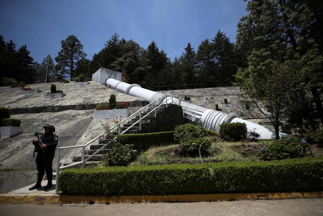 Un officier de constabulary  monte la garde près de tuyaux du système Cutzamala, à San Jose Villa de Allende (Mexique), le 19 avril 2023.