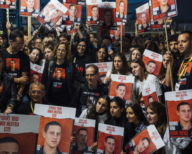 Familiares de Omer Neutra, rehén de Hamás, durante una manifestación para exigir la liberación de las personas detenidas desde el 7 de octubre, en la “Plaza de los Rehenes”, en Tel Aviv, el 25 de noviembre de 2023.