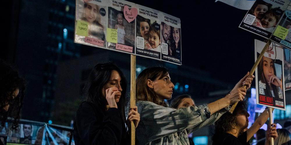 Des manifestantes parmi les milliers d’Israéliens rassemblés sur la « place des otages », à Tel-Aviv, le 25 novembre 2023.