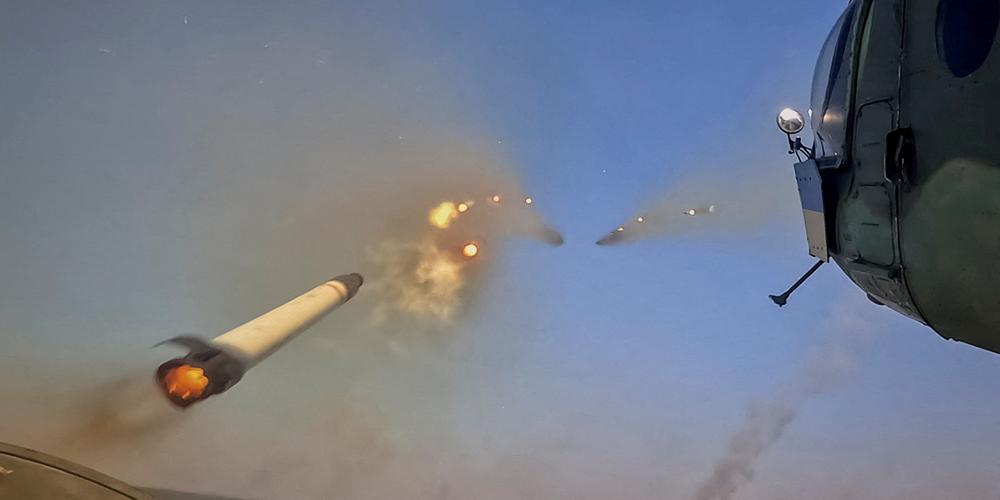 Un hélicoptère militaire ukrainien Mi-8 tyre  des missiles non guidés en absorption  des troupes russes, dans le cadre de l’attaque russe contre l’Ukraine, dans un lieu non divulgué de l’est de l’Ukraine, le 29 septembre 2023.
