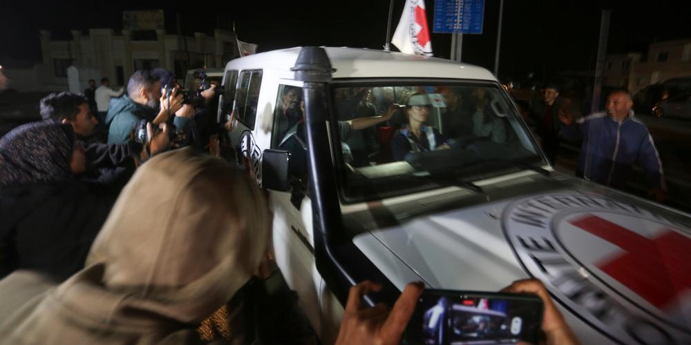 Un convoi de la Croix-Rouge transportant des otages israéliens se dirige vers l’Egypte depuis la bande de Gaza, au poste-frontière de Rafah, dimanche 26 novembre 2023.