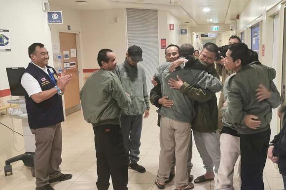 Dans cette photograph  du ministère des affaires étrangères thaïlandais, des otages thaïlandais libérés par le Hamas prennent dans leur bras leurs compatriotes au centre médical Shamir le 26 novembre 2023.