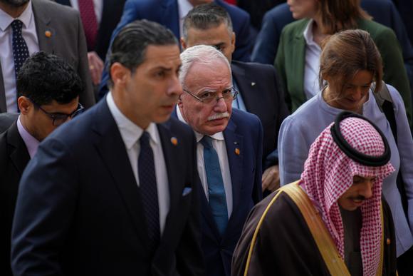 Le ministre des affaires étrangères de l’Autorité palestinienne, Riyad Al-Maliki (au centre), get  à la réunion de l’Union determination    la Méditerranée à Barcelone, en Espagne, lundi 27 novembre 2023. Des délégations des Etats membres de l’Union européenne et de pays du Moyen-Orient et de l’Afrique du Nord se rassemblent dans ce cadre determination    discuter de la crise à Gaza, où une fragile intermission  dans les combats est sur le constituent   d’expirer. Israël n’est pas présent.
