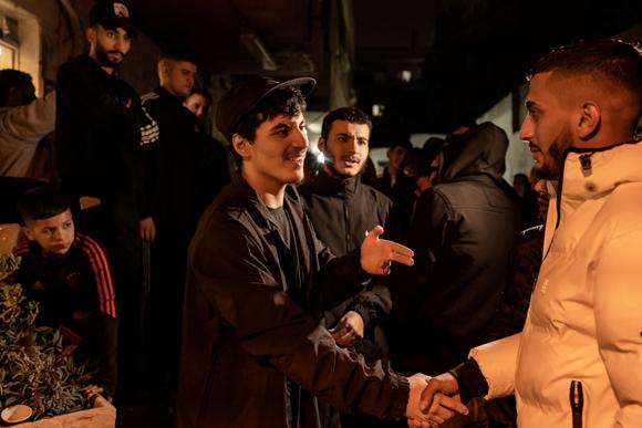 Deux frères de la famille Awar saluent des proches alors qu’ils viennent d’être libérés dans le cadre de l’accord permettant des échanges de prisonniers contre des otages israéliens, dans le quartier de Silwan, à Jérusalem-Est, en Israël, le 26 novembre 2023.
