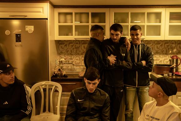 Amin Al-Abbasi (centre) retrouve ses proches, dans le quartier de Silwan, à Jérusalem-Est, en Israël.
