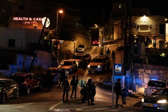 Un important   dispositif sécuritaire bloque la rue menant à trois maisons de la famille Awar, qui be  quatre jeunes hommes libérés, dans le quartier de Silwan, à Jérusalem-Est, en Israël, le 26 novembre 2023.