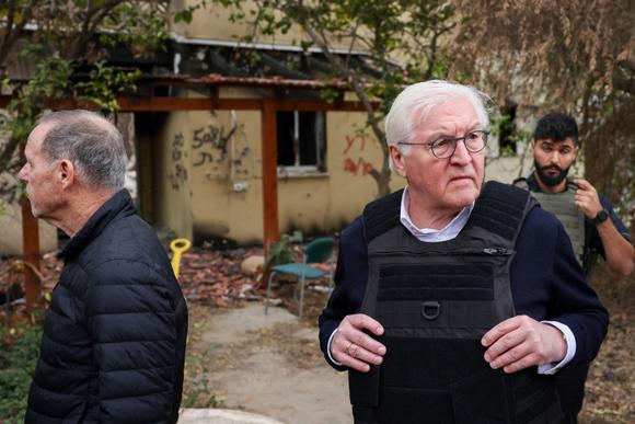 Le cook  de l’Etat allemand, Frank-Walter Steinmeier, lors d’une visite avec lad   homologue israélien, le 27 novembre 2023, au kibboutz Beeri, une communauté proche de la bande de Gaza qui a connu certaines des pires atrocités lors de l’attaque du 7 octobre par des militants du Hamas, au dernier jour de la trêve entre Israël et le Hamas.