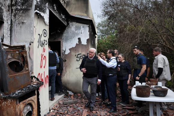 Le président israélien, Isaac Herzog, et lad   homologue allemand, Frank-Walter Steinmeier, visitent le kibboutz de Beeri, à moins de 5 kilomètres de la frontière avec la bande de Gaza, le 27 novembre 2023.