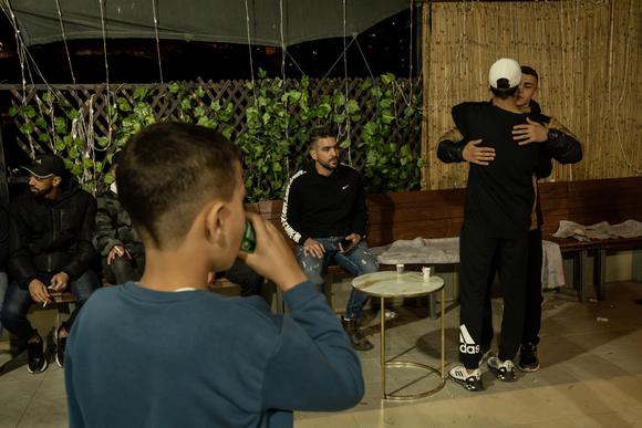 Mohamed Awar (casquette blanche), qui vient d’être libéré dans le cadre de l’accord permettant des échanges de prisonniers contre des otages israéliens, donne une accolade à un proche, dans le quartier de Silwan, à Jérusalem-Est, en Israël.
