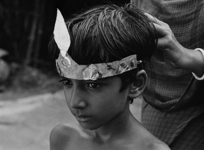 Cover: “The Apu Trilogy”, a sensitive journey through the life of a young Bengali by Satyajit Ray