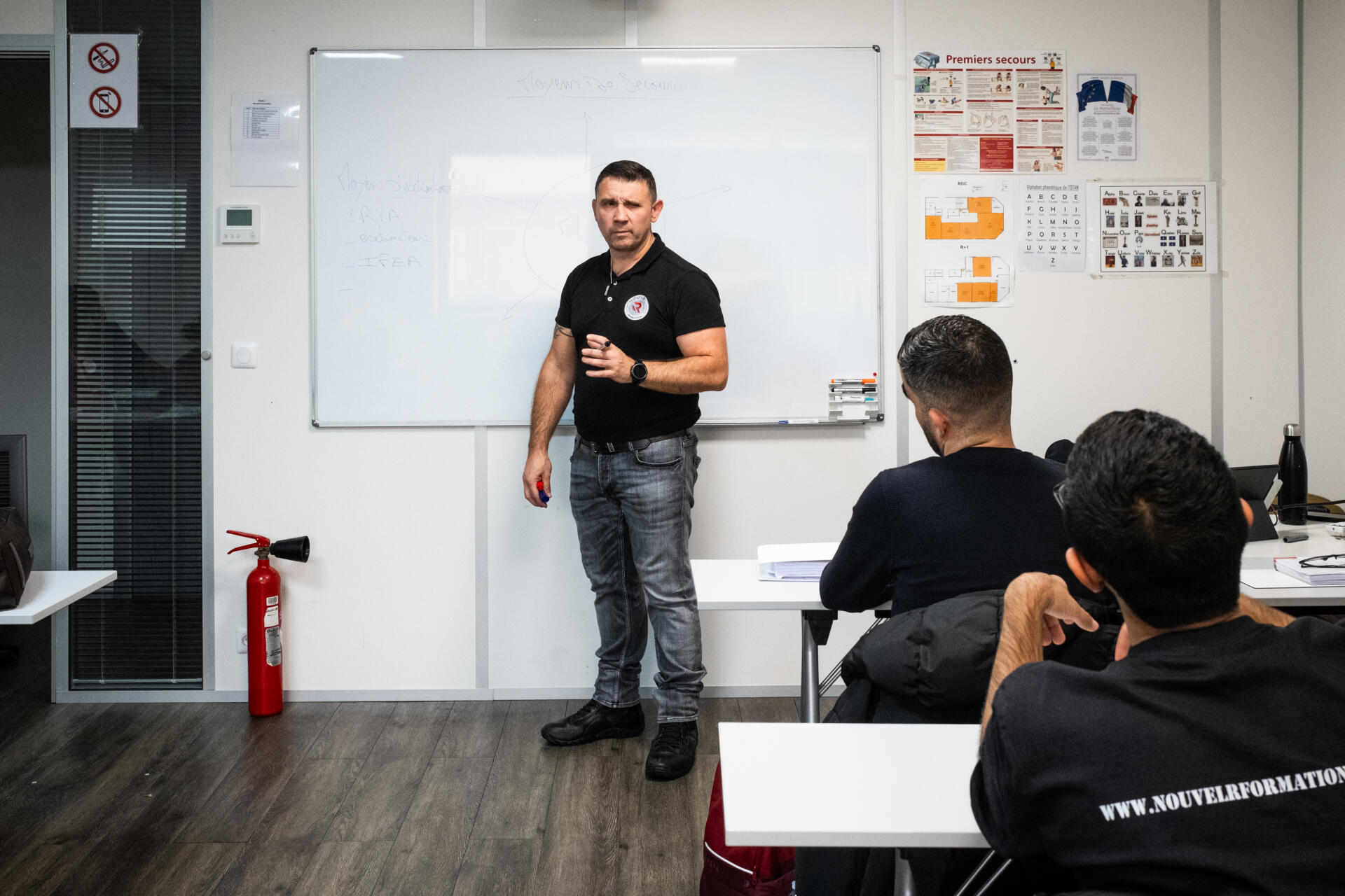 Mikaël, agent de sécurité à l’hôpital Georges-Pompidou, enseigne des notions liées au SSIAP (Service de sécurité incendie et d’assistance à personnes), à Noisy-le-Grand (Seine-Saint-Denis), le 26 octobre 2023.