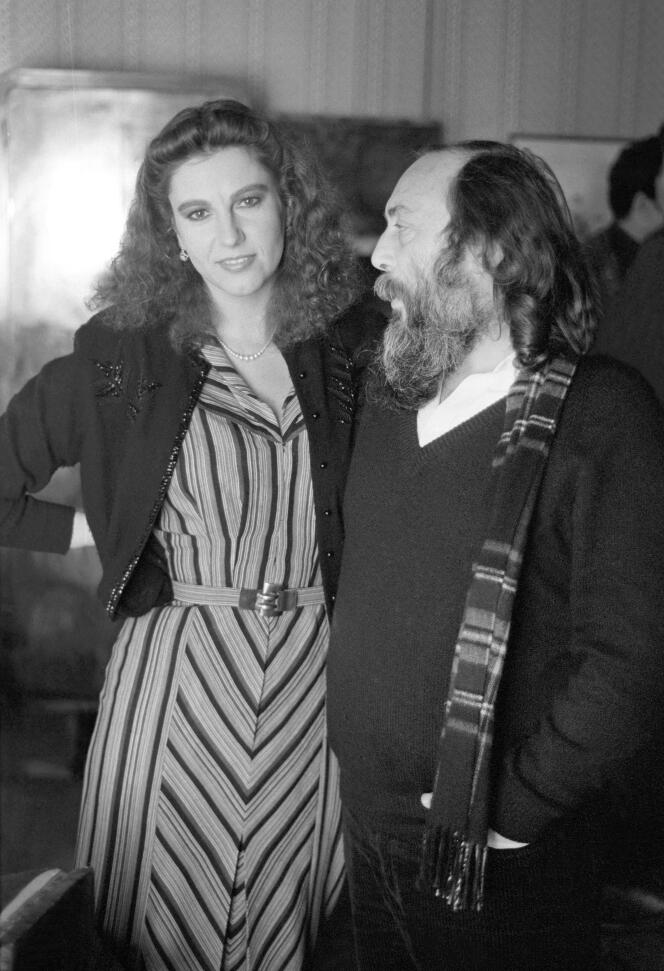 La actriz Stefania Sandrelli y el cineasta Aldo Lado, en el rodaje de “Desobediencia”, en Italia, en 1981.