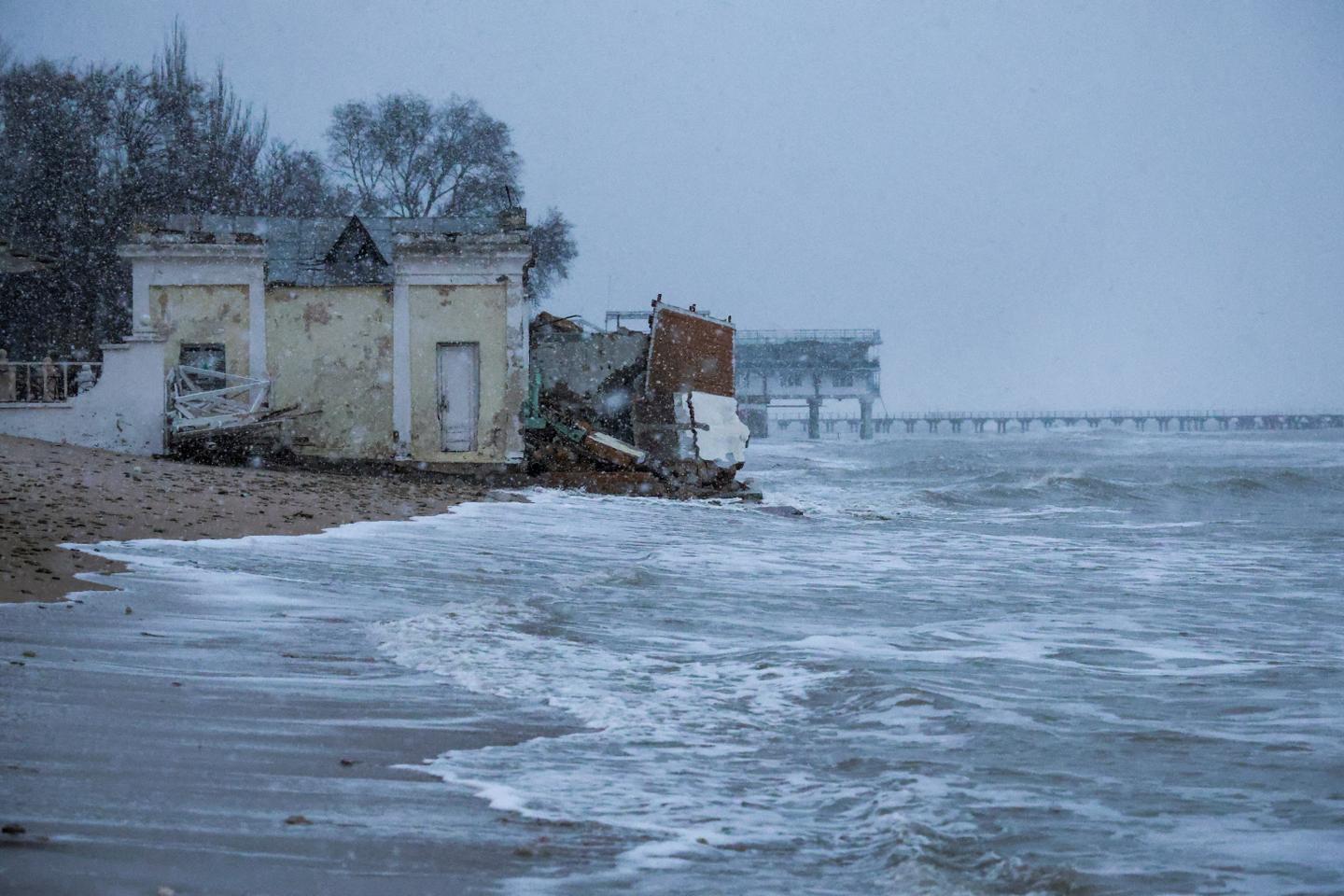 Powerful storm hits war-torn Ukraine, Russia
