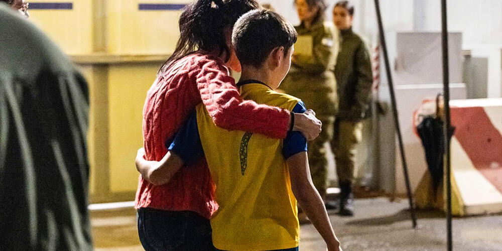 Emmanuel Macron Cette image fournie par l’armée israélienne montre le jeune Franco-Israélien Eitan Yahalomi, 12 ans, alors qu’il vient de retrouver sa mère, au poste-frontière de Kerem Shalom, en Israël, le 28 novembre 2023.