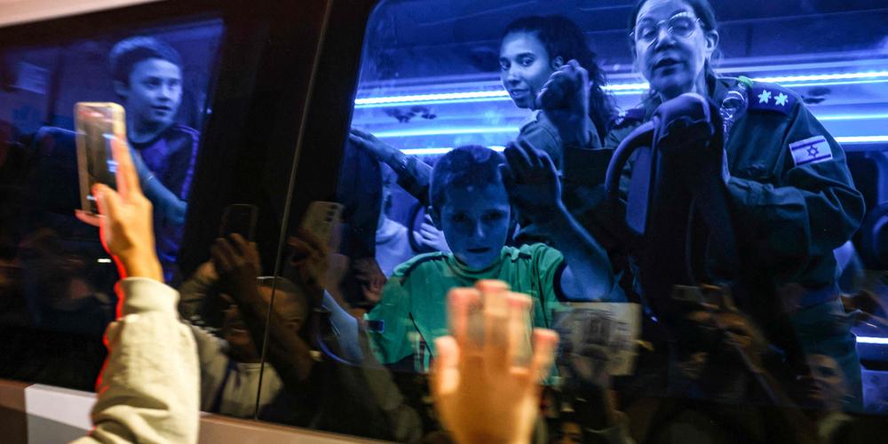 Un autobus  transportant des otages libérés par le Hamas vers la basal  militaire d’Ofakim en Israël, 26 novembre 2023.