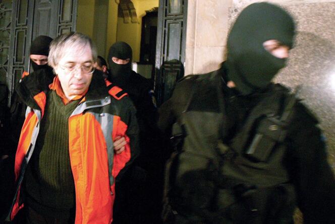 Gregorian Bivolaru, « chef spirituel » de la fédération de yoga Atman, déjà condamné en Roumanie pour viol sur mineur et recherché par Interpol pour traite de femmes.