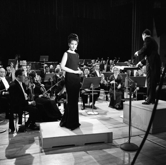 Maria Callas, accompanied by the ORTF National Orchestra, conducted by Georges Prêtre, in 1965, at studio 102 of the Maison de la radio, for the television program “Les Grands Interprètes”, directed by Gérard Herzog.
