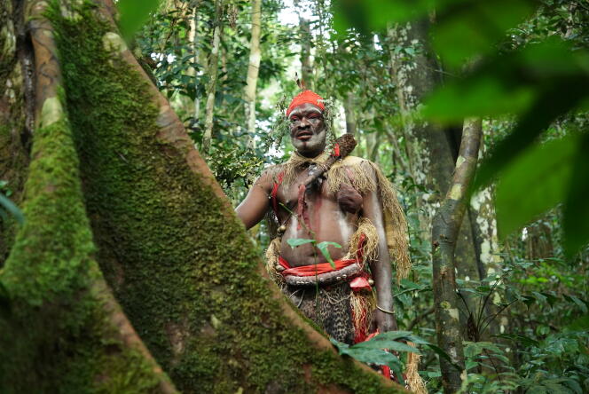 Chief Mambongo, in Gabon, in the documentary “Guardians of the forest: Gabon, the forest that heals” (2023), by Jérôme Bouvier.