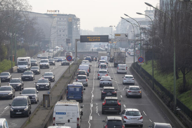 Le périphérique parisien lors d’un épisode de pollution, le 15 février 2023.