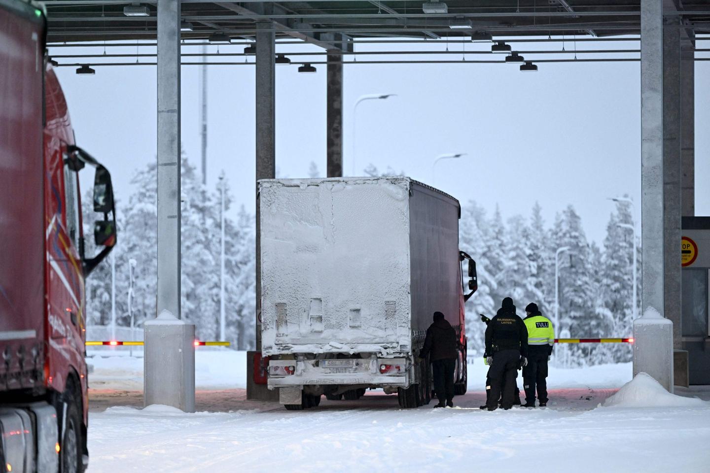 Finland says it will close entire border with Russia