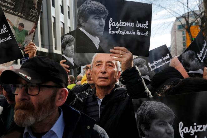 Une marche à la mémoire du journaliste turco-arménien Hrant Dink, à Istanbul, le 19 janvier 2023, au 16ᵉ anniversaire de sa mort, à l’endroit où il a été tué. La pancarte indique : «&nbsp;Malgré le fascisme tu es mon frère, Hrant.&nbsp;»