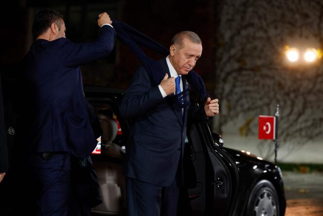 Le président turc, Recep Tayyip Erdogan, lors de son arrivée à la chancellerie à Berlin, le 17 novembre 2023. 