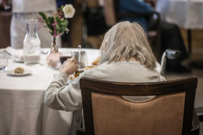 Une pensionnaire de l’Ehpad Emera « La Tournelle », à La Garenne-Colombes, le 28 octobre 2022.