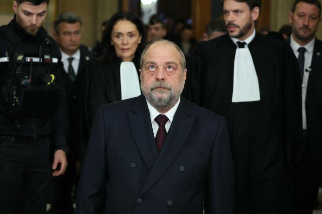 Le garde des sceaux, Eric Dupond-Moretti, à sa sortie du tribunal, le 29 novembre 2023, à Paris.