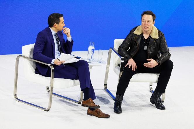 Le journaliste Andrew Ross Sorkin interroge Elon Musk sur la scène de la conférence DealBook, à New York, le 29 novembre 2023. 