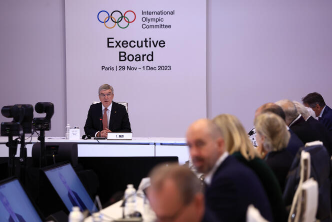 El Comité Olímpico Internacional y su presidente, Thomas Bach (izquierda), en París, el 29 de noviembre de 2023.